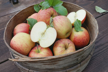 Apfel im ganzen im Korb aufgeschnitten