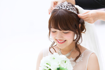 ブーケを持ち微笑む花嫁