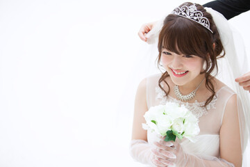 ブーケを持ち微笑む花嫁