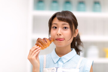 パンを食べる女性