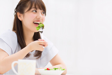 サラダを食べる女性