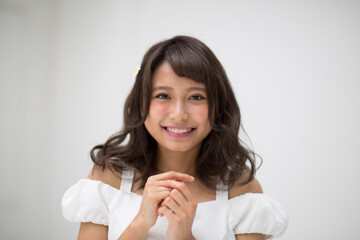 微笑む女性のポートレート