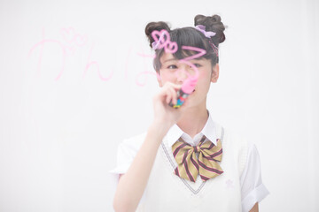 ホワイトボードに文字を描く女性