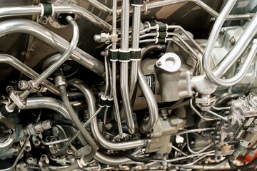 ジェットエンジンの複雑な配管構造
