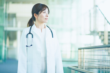病院　医者　日本人女性　ポートレート