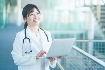 病院　医者　日本人女性　ポートレート