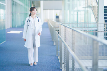 病院　医者　日本人女性　ポートレート