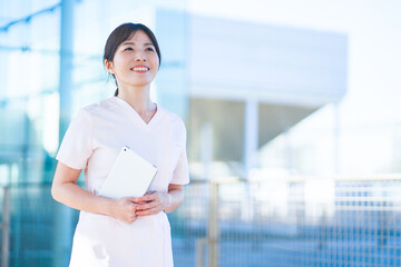 女性　医療従事者　ポートレート　歩く