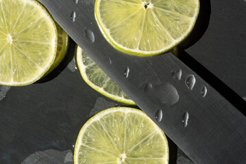 alcune belle fette di lime su sfondo scuro, foto macro alla texture delle fette di lime, il lime...