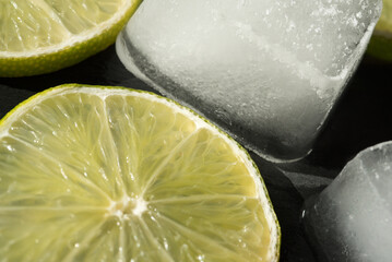 un bel piatto di ghiaccio e fette di lime, il lime nei cocktail