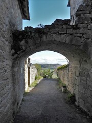 Fototapeta na wymiar Ancienne porte fortifiée à Saint-Robert (Corrèze)