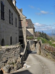 Ancienne porte fortifiée à Saint-Robert (Corrèze) - 588704071