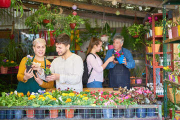 Gärtner und Floristen bei der Beratung von Kunden