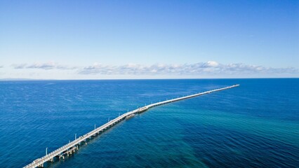 Obraz premium Aerial view of the Busselton Jetty on a sunny day in Busselton, Australia