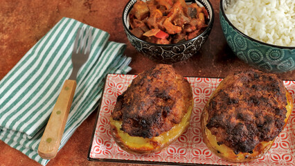 gros plan de pomme de terre farci avec du riz et de la ratatouille	