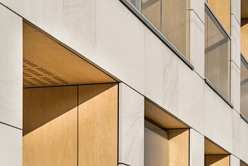 Detal na budynek wielorodzinny w centrum miasta. Duża ilość kondygnacji. Balkony i loggie. Słońce w mieście © ErOn