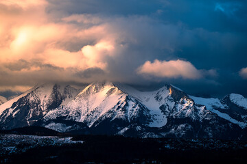 Naklejka na ściany i meble Sunrise over the Tatra Mountains from the village of Łapszanka.