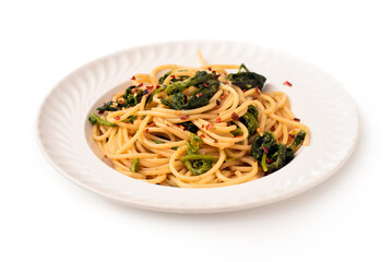 Spaghetti con cime di rapa e peperoncino, cibo napoletano, pasta italiana 