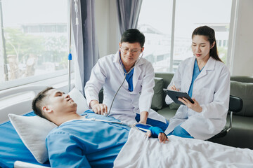 Obraz premium male health checkup with doctor Doctors consult about diagnosis of male diseases or mental illnesses in medical clinics or mental health facilities in hospitals.