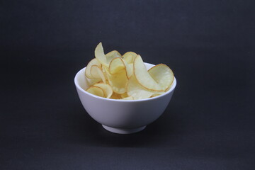 Cassava chips are foods made from thinly sliced ​​cassava and then fried in cooking oil. Usually the taste is salty with a savory onion aroma.
