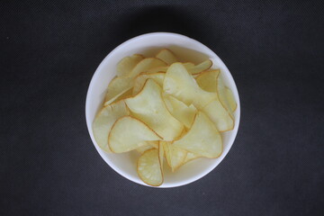 Cassava chips are foods made from thinly sliced ​​cassava and then fried in cooking oil. Usually the taste is salty with a savory onion aroma.
