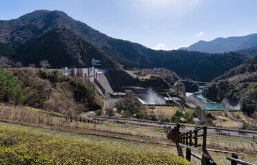 桜の季節の長島ダム