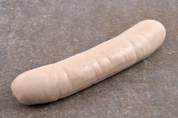 Boudin blanc cru en gros plan sur fond gris