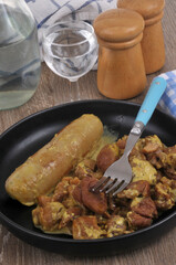 Boudin blanc avec des marrons à la crème servis avec un verre d'eau