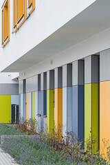 Kolorowa elewacja obiektu, budynku. Materiał z pionowych paneli. 