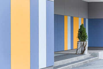 Kolorowa elewacja obiektu, budynku. Materiał z pionowych paneli.  - obrazy, fototapety, plakaty