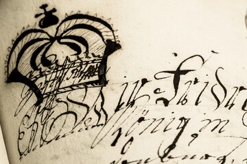 stare pismo na starym dokumencie z pięknym inicjałem na papierze pisane atramentem lub inkaustem
