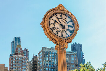 Fototapeta na wymiar Clock at 5th Avenue in New York City