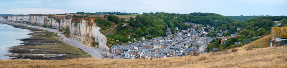 Fototapeta na wymiar Panorama von Yport, Blick von der Falaise d’Aval auf den Ort und die Falaise d’Amont