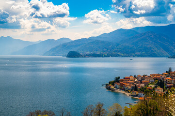 Una vista del lago di Como, fotografato da Santa Maria Rezzonico, con Bellagio, le montagne ed i due rami del lago.