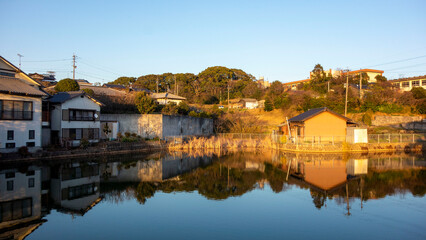 Fototapeta na wymiar Ponds and housingノスタルジックな鞍手町の風景