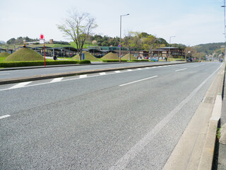 閑静な郊外の広い道路