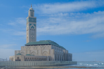Obraz premium The beautiful mosque Hassan 2 and a blue sky in Casablanca Morocco