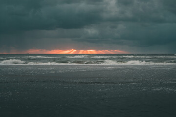 Sonnenuntergang an der Nordsee am Strand