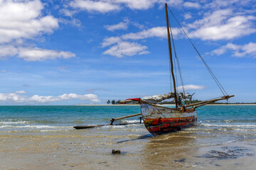Pirogue &agrave; balancier sur une plage de Madagascar