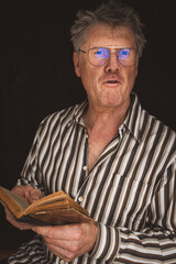 Mann mit Buch