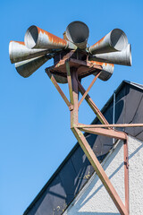Sirène d'alerte sur le toit d'une caserne de pompiers