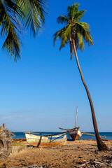 Pirogues à balancier sur une plage de Madgascar