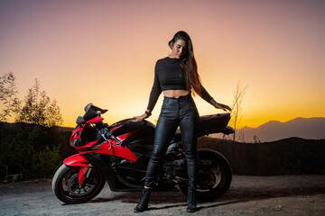 Fototapeta na wymiar Mujer en moto al atardecer