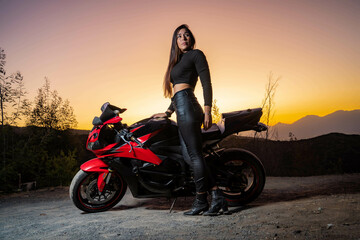 Fototapeta na wymiar Mujer en moto al atardecer
