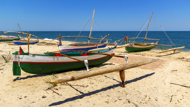 Pirogues &agrave; balancier sur une plage 