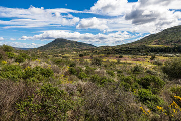 Naklejka premium Mont Cérébou, au nord du Lac du Salagou, depuis le plateau du Cayroux