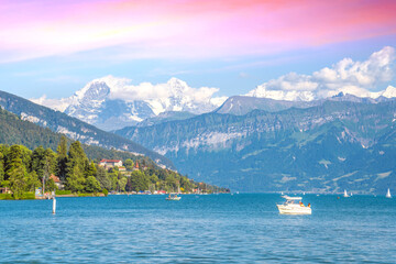 Blick auf den Thuner See, Eiger, Jungfrau und Mönch, Schweiz 