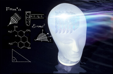 Glaskopf mit Elekronik-Modulen, technischen Formeln und Geistesblitz vor schwarzem Hintergrund zur Visualisierung der künstlichen Intelligenz