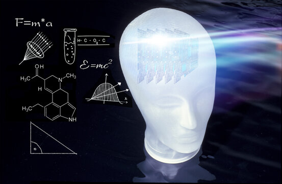 Glaskopf mit Elekronik-Modulen, technischen Formeln und Geistesblitz vor schwarzem Hintergrund zur Visualisierung der k&uuml;nstlichen Intelligenz