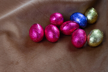 petits œufs en chocolat enrobés de papier coloré